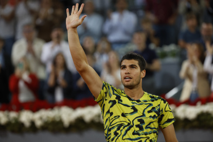 El español Carlos Alcaraz saluda al público tras ganar el partido correspondiente a dieciseisavos de final del torneo Masters 1000 Mutua Madrid Open.