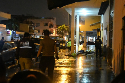 Agentes de Criminalística identificaron los cadáveres con letras.