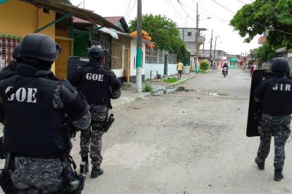 Operativo. La Policía incursionó en el barrio Nueva Esperanza tras los crímenes.