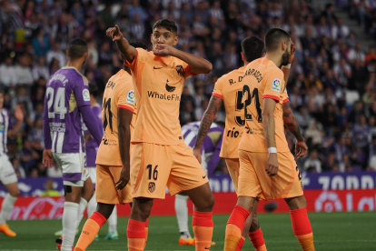 El defensa argentino del Atlético de Madrid Nahuel Molina celebra su gol, primero de los colchoneros ante el Real Valladolid, durante el partido de la jornada 32 de Liga.