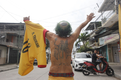 Isidro Hernández se tatuó el escudo de Barcelona en la cabeza hace 20 años. Hoy lo lleva "con orgullo".