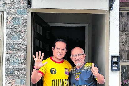 Gerardo Villagómez (i) junto a su padre Miguel. Ambos comparten la afición por Barcelona.
