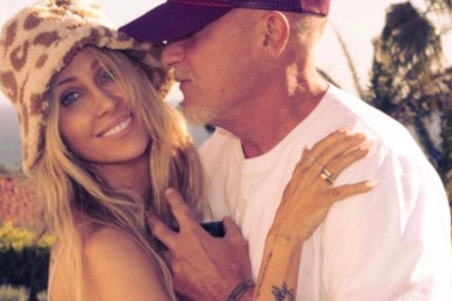 Tish junto a su prometido.