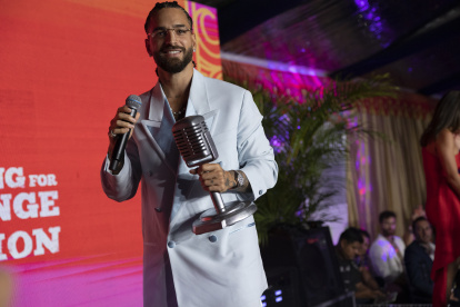 otografía cedida hoy por la Fundación Playing for Change (PFCF) donde aparece el cantante colombiano Maluma mientras habla después de recibir un premio por su impacto filantrópico con su fundación "El Arte de los Sueños".