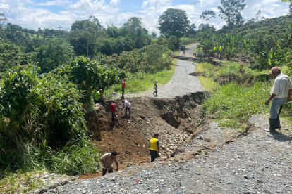 Vías secundarias y de tercer orden que benefician a decenas de familias de la zona rural de Valencia están afectadas.