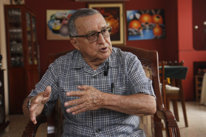 Fue rector de varias unidades educativas fiscales y particulares como Ecomundo y Liceo Panamericano. Además es doctor en Psicología Educativa.