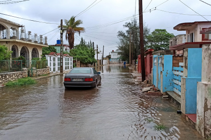 Las fuertes lluvias inundan las calles en La Habana (Cuba).