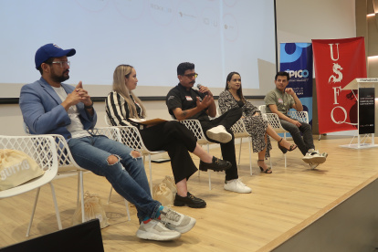 Durante el evento, hubo charlas magistrales y conversatiorios. En la foto, Juan Alfredo Zurita, Paola Auquilla, Daniel Miranda, Sandra Cañizares y Sandra Nieto.