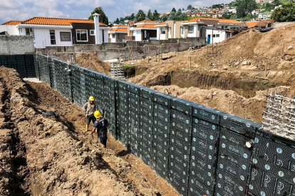 Obra. Dos trabajadores en sus labores de construcción.
