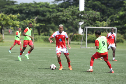 La plantilla de Rocafuerte (rojo) cumple con varios amistosos, para llegar listo al torneo de Segunda Categoría.
