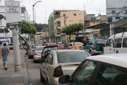 El estacionamiento a doble columna también está prohibido en el centro de la ciudad.

Agencia (ag-extra)