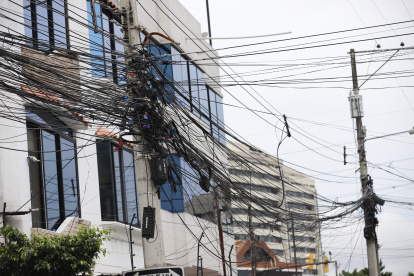 “Tallarines colgantes", es el panorama que se observa en la ciudadela Guayaquil.