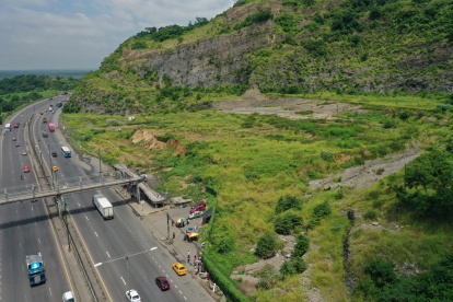 Aquí, en la avenida Perimetral, cerca de Los Ceibos, se levantaría la terminal satélite vía a la costa, pero el proceso fue declarado  desierto en febrero anterior. Los pasajeros tendrán que  seguir esperando.