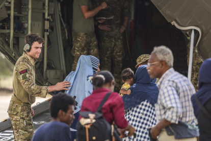Evacuación de civiles en el aeropuerto de Wadi Seidna, cerca de Jartum, Sudán.