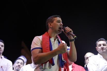El presidente electo del Partido Colorado, Santiago Peña, celebra tras su victoria en su sede campaña en Asunción (Paraguay).