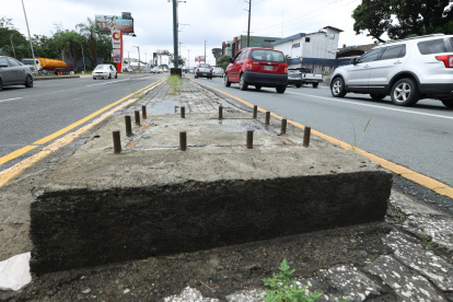 En el parterre central de la avenida Carlos Julio Arosemena, cerca de la Universidad del Río, se encuentra una base con tornillos apuntando al cielo.