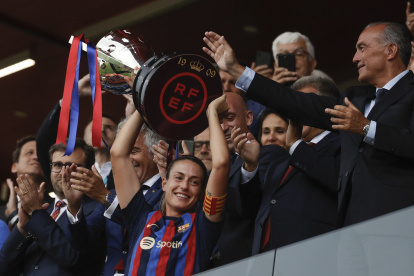 La capitana del Barcelona, Alexia Putellas, levantó la copa de campeonas de Liga F tras ganar 3-0 al Sporting de Huelva.