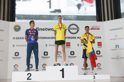 El italiano Francesco Fortunato (c), el brasileño Caio Bonfim (i) y el ecuatoriano David Hurtado celebran en el podio su primer, segundo y tercer puesto, respectivamente, tras el Gran Premio Internacional de Marcha celebrado en Madrid.