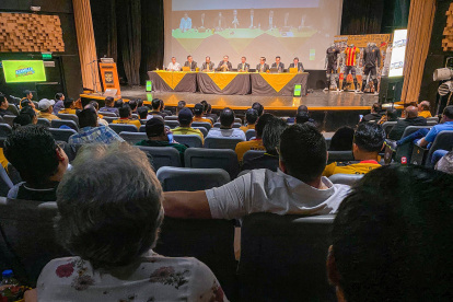 Con socios, hinchas y jugadores por los 98 años del club amarillo.