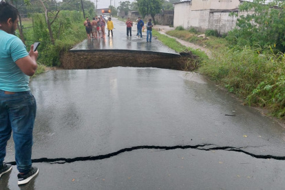 La vía quedó partida y deshabilitada