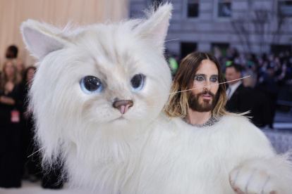 El actor estadounidense Jared Leto, ataviado con un disfraz de gato, fue registrado a su llegada a la Met Gala.