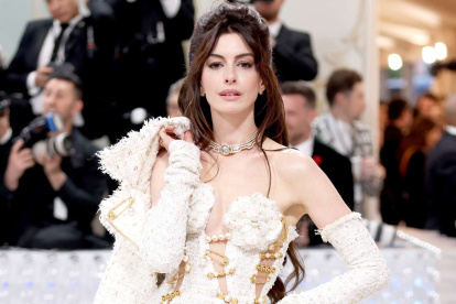 La actriz, Anne Hathaway durante la alfombra de la Met Gala 2023.