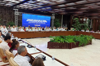 Fotografía general de las delegaciones del Gobierno de Colombia y de la guerrilla del Ejército de Liberación Nacional (ELN)que iniciaron formalmente el tercer ciclo de los diálogos de Paz, hoy en La Habana (Cuba). La ronda en Cuba, con algo menos de un mes de encuentros planificados, se va a centrar en la búsqueda de un cese al fuego bilateral, en los alivios humanitarios y en la participación de la sociedad civil en el proceso de paz. EFE/ Ernesto Mastrascusa