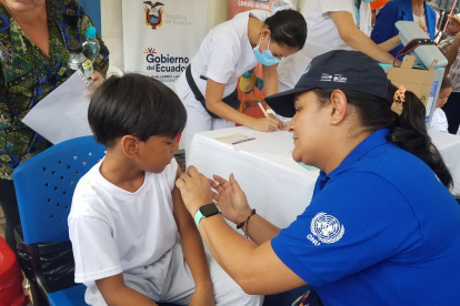 El pequeño Reinaldo, de 8 años de edad, recibe la vacuna en la unidad educativa Ileana Espinel.