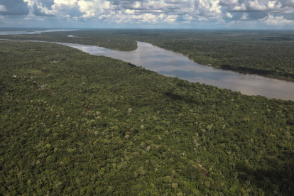 Fotografía aérea de archivo tomada con un dron una zona de la Floresta Amazónica, en el estado de Pará, norte de Brasil.