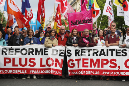 Los principales líderes sindicales franceses llevan una pancarta que dice "Reforma de las pensiones, trabajar más tiempo es un no" durante la marcha anual del Primero de Mayo en París, Francia.