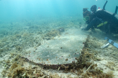 Fotografía cedida por el Servicio de Parques Nacionales (NPS) de Estados Unidos donde aparece el estudiante graduado de la Universidad de Miami (UM), Devon Fogarty, mientras examina la lápida de John Greer, encontrada bajo el agua por arqueólogos durante un estudio en el Parque Nacional Dry Tortugas en Florida (EE.UU.). El NPS anunció este lunes el hallazgo bajo las aguas del Golfo de México, en las turísticas islas de Dry Tortugas, en el extremo sur de Florida, de un hospital de cuarentena para enfermos de fiebre amarilla, principalmente militares, así como un cementerio sumergido, ambos levantados en el siglo XIX. EFE/C. Sproul/NPS /SOLO USO EDITORIAL/NO VENTAS/SOLO DISPONIBLE PARA ILUSTRAR LA NOTICIA QUE ACOMPAÑA/CRÉDITO OBLIGATORIO
