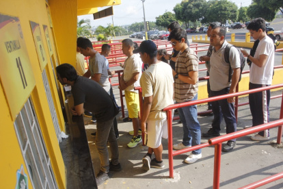 La gente salió temprano de sus obligaciones para hacer fila en las boleterías del Estadio Monumental.