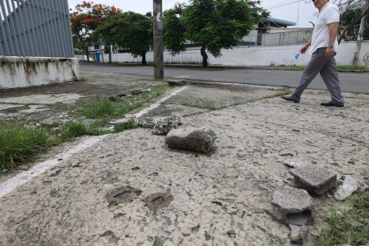 En las veredas de la ciudadela Bolivariana se observan piedra y tierra en lugar de cemento..