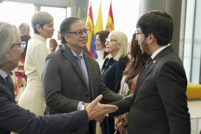 El presidente de Colombia, Gustavo Petro (c), ha llegado este martes a Madrid en su primera visita de Estado a España, con el objetivo de robustecer las relaciones bilaterales en lo económico y comercial, pero también tratar el proceso impulsado en el país latinoamericano para conseguir lo que el mandatario colombiano denomina la paz total. En la imagen, Petro saluda a su llegada al Aeropuerto Internacional Adolfo Suárez acompañado de su mujer, Verónica Alcocer (2i). EFE/ Presidencia Colombia - SOLO USO EDITORIAL/SOLO DISPONIBLE PARA ILUSTRAR LA NOTICIA QUE ACOMPAÑA (CRÉDITO OBLIGATORIO) -