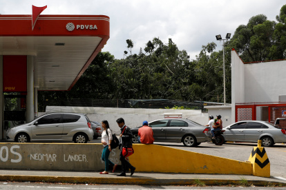 Los peatones caminan junto a una estación de servicio de la petrolera estatal venezolana PDVSA en Caracas, Venezuela el 16 de noviembre de 2017. REUTERS / Marco Bello.





Pedestrians walk next to a gas station of Venezuelan state-owned oil company PDVSA in Caracas, Venezuela November 16, 2017. REUTERS/Marco Bello.