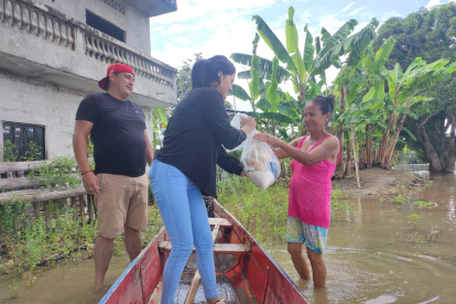 Integrantes de un grupo juvenil de El Laurel llevaron raciones alimenticias a 200 familias de la inundada y aislada zona rural.
