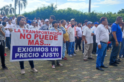 Un centenar de transportistas reclaman por el alza de pasajes