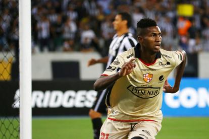 Foto de archivo de José Ayoví en unos de los enfrentamiento por Copa con Barcelona.