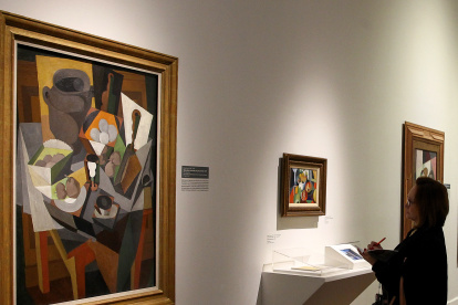 Vista de "Naturaleza Muerta con Pan y Fruta" obra cubista del mexicano Diego Rivera (1917), obra totalmente de influencia picassiana de un artista que decía: "nunca creí en Dios, pero creo en Picasso".