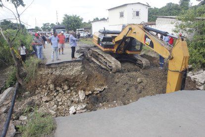 Reacción. Luego de que los residentes de la comuna Casas Viejas cerraran un tramo de vía a la costa, un equipo de la Prefectura del Guayas llegó al sitio para empezar a construir un paso lateral temporal junto al río, que permita la circulación vehicular.