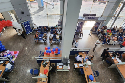 Usuarios esperan ser atendidos en una oficina del SRI en Guayaquil.