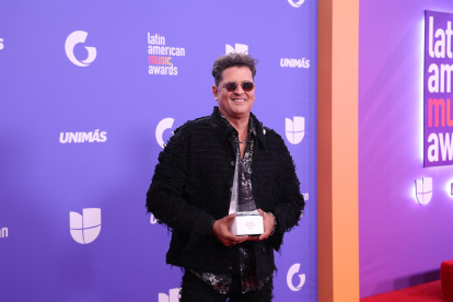 El cantante colombiano Carlos Vives posa con su galardón de los Latin American Music Awards.