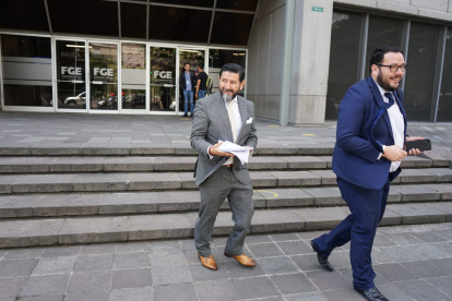 Abogado. Washington Andrade acompañó a la legisladora Mireya Pazmiño para su diligencia en la Fiscalía.