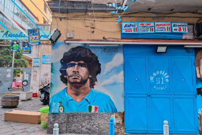 Vista de un mural dedicado al exfutbolista argentino del Nápoles Diego Armando Maradona. Para muchos en la ciudad sureña, el eterno 10 argentino, que jugó entre los años 1984-1991, es napolitano.