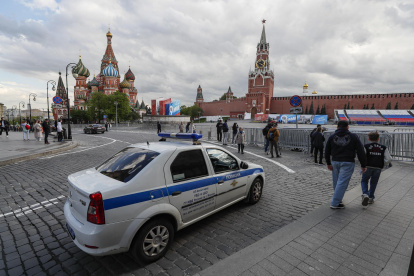Un coche de policía frente al Kremlin y la Plaza Roja de Moscú, este miércoles.