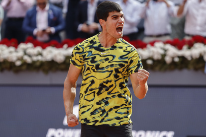 El tenista español Carlos Alcaraz celebra la victoria ante el ruso Karén Khachanov, durante el partido correspondiente a los cuartos de final del Mutua Madrid Open de tenis, este miércoles en la Caja Mágica.