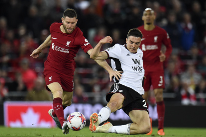 Milner peleando el balón contra un jugador del Fulham.