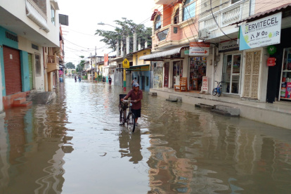 Poblador se abre paso en una calle del centro de Santa Lucía, cantón de Guayas.