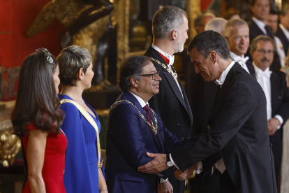 El presidente del Gobierno, Pedro Sánchez (d), saluda a su homólogo colombiano, Gustavo Petro, a su llegada a la cena de gala que los Reyes de España ofrecen este miércoles en honor del mandatario colombiano en el Palacio Real de Madrid. EFE/Chema Moya.