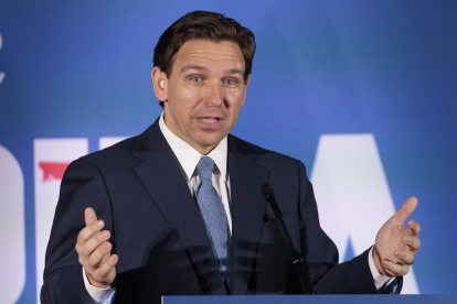 Fotografía de archivo fechada el 1 de abril de 2023 donde aparece el gobernador de Florida Ron DeSantis mientras habla durante un evento organizado por el grupo "And To The Republic" en el Museo de la Aviación en Garden City, Nueva York (Estados Unidos). El Congreso floridano ha servido en bandeja al gobernador Ron DeSantis un paquete de leyes que hacen de Florida un estado ultraconservador y pueden convencer de que es el candidato ideal a quienes anhelan unos Estados Unidos del mismo tenor. EFE/Justin Lane ARCHIVO